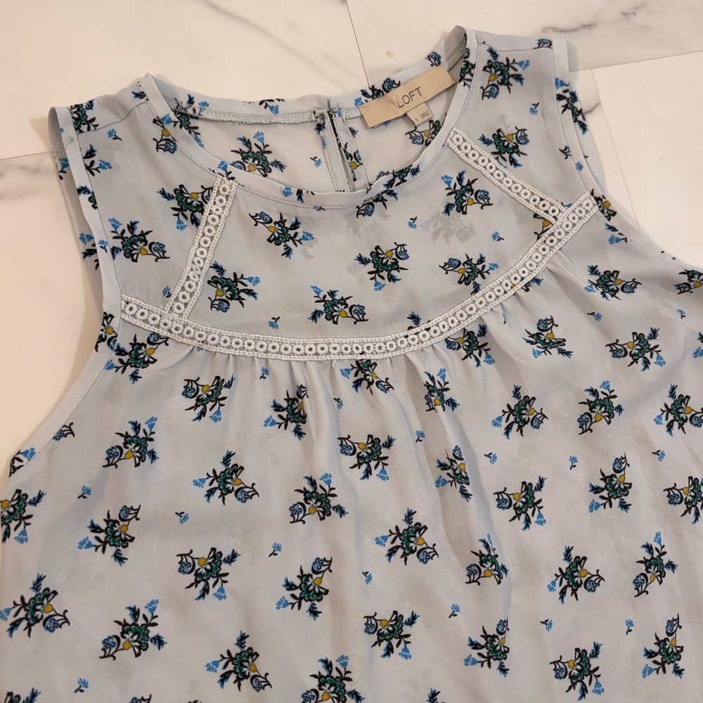 💐LOFT💐 Blue Floral Sleeveless Top - Picture 2 of 5